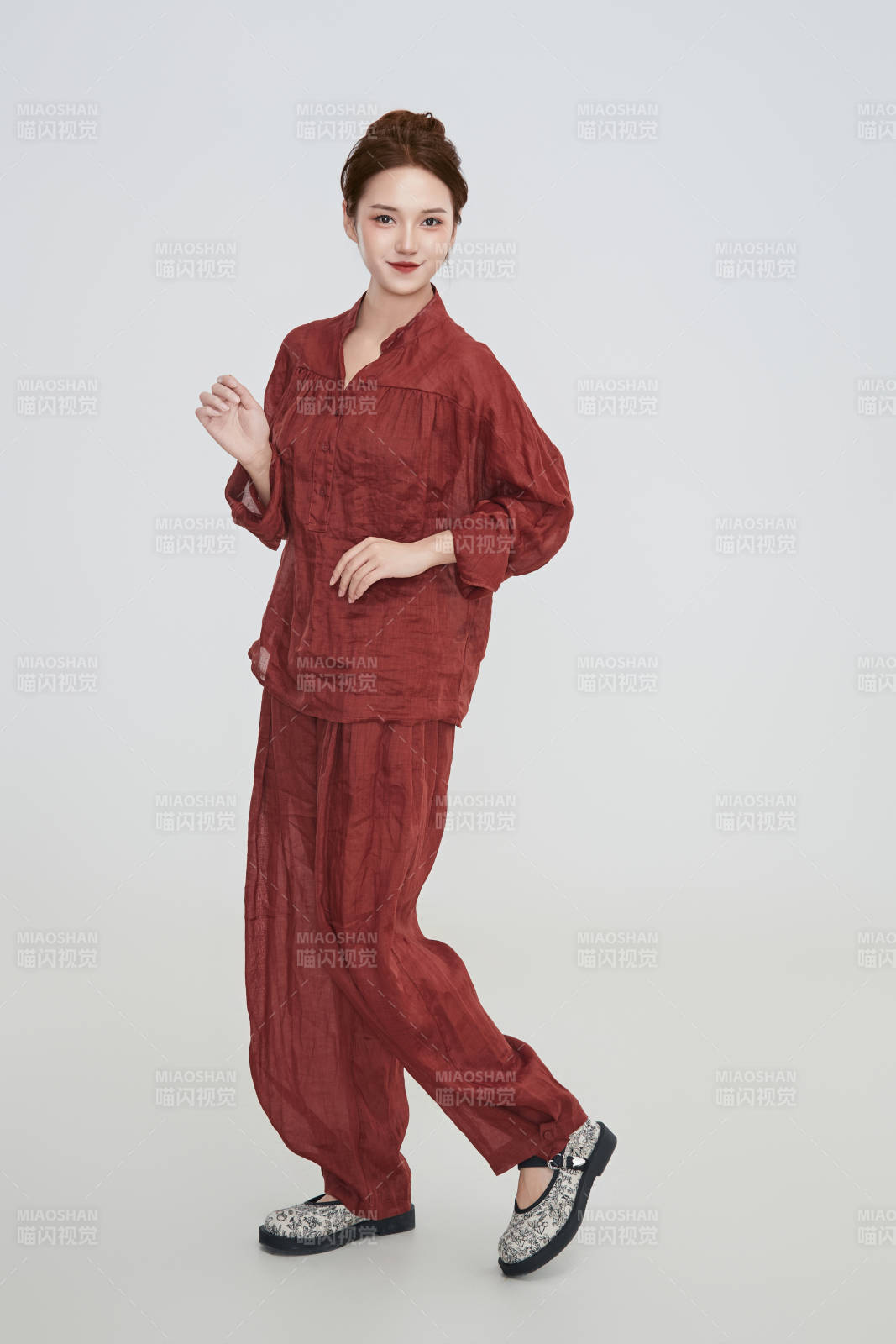 在摄影棚拍摄的青年时尚女性图片