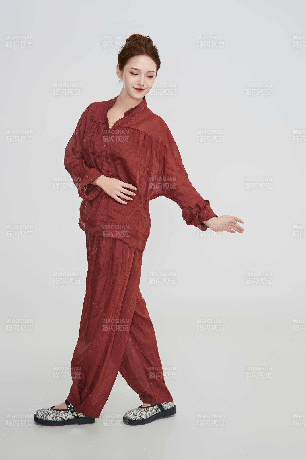 在摄影棚拍摄的青年时尚女性图片