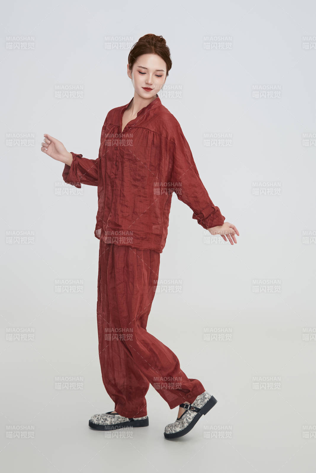 在摄影棚拍摄的青年时尚女性图片