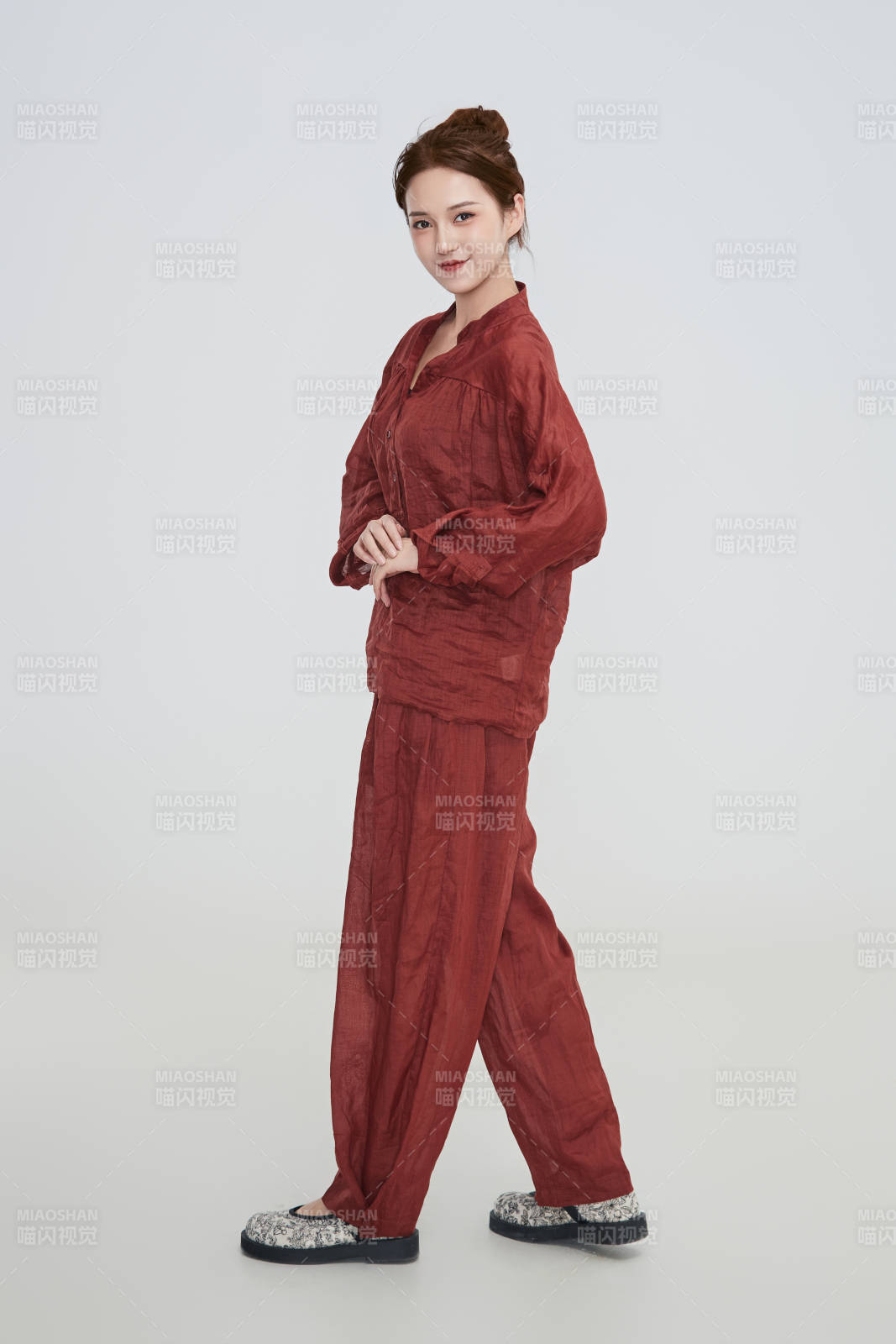 在摄影棚拍摄的青年时尚女性图片