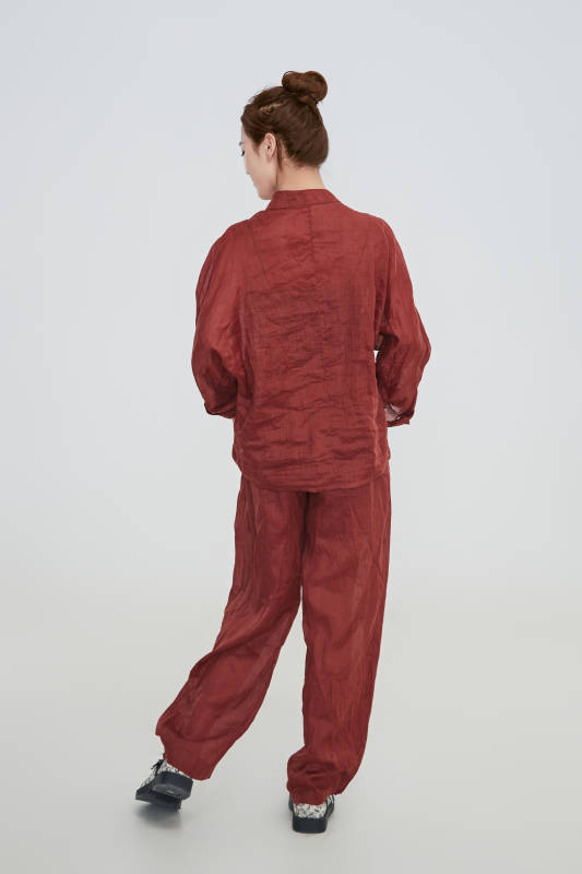 在摄影棚拍摄的青年时尚女性图片