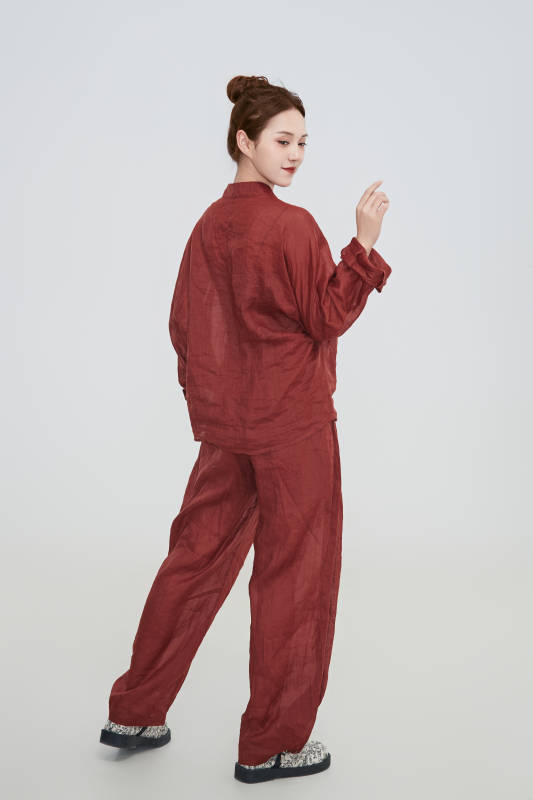 在摄影棚拍摄的青年时尚女性图片