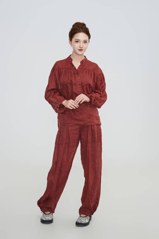 在摄影棚拍摄的青年时尚女性图片