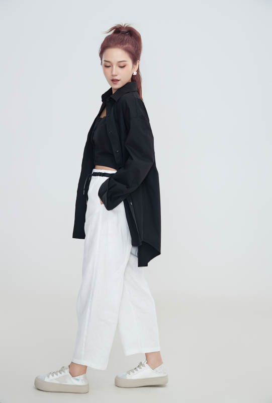 在摄影棚拍摄的青年时尚女性图片