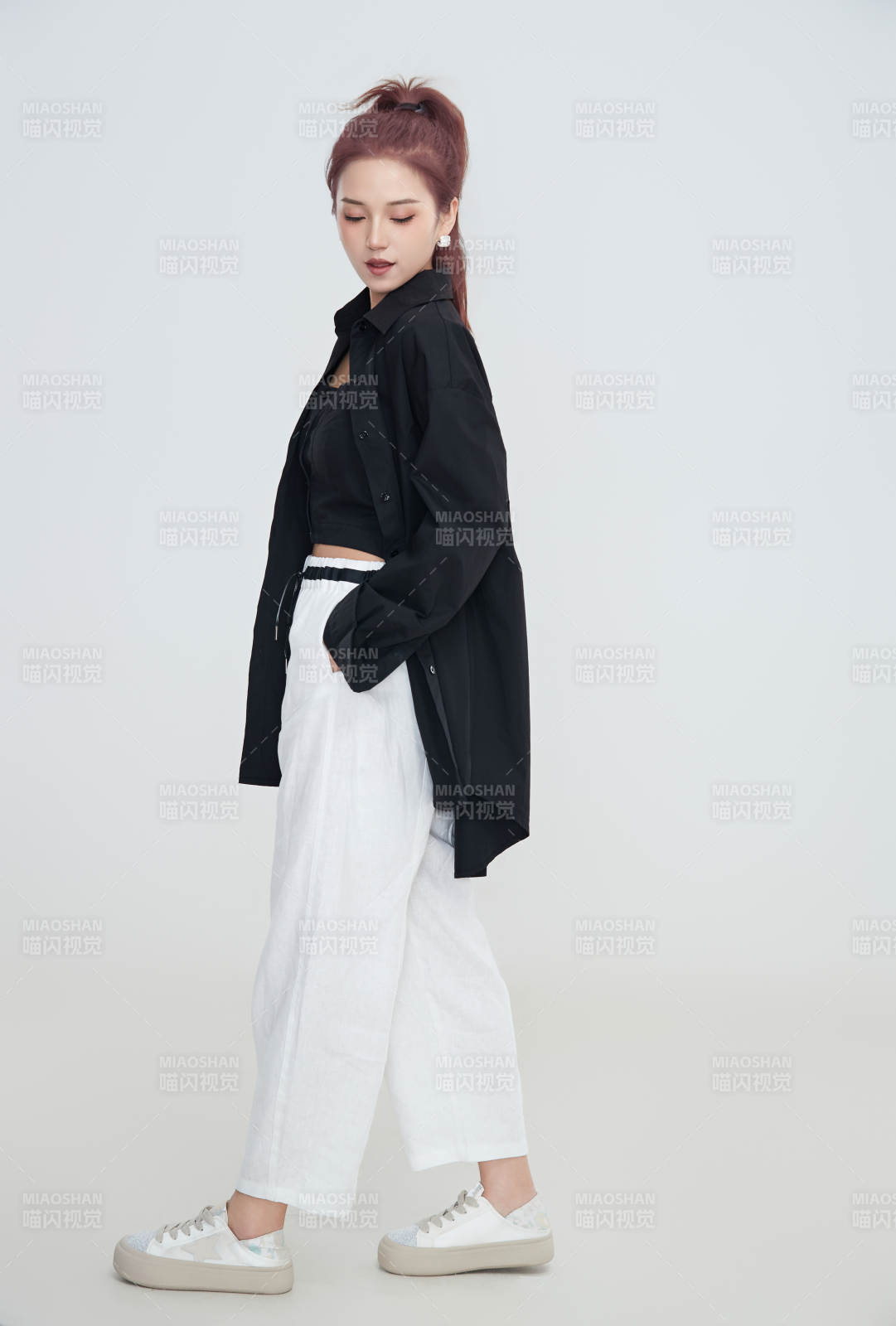 在摄影棚拍摄的青年时尚女性图片