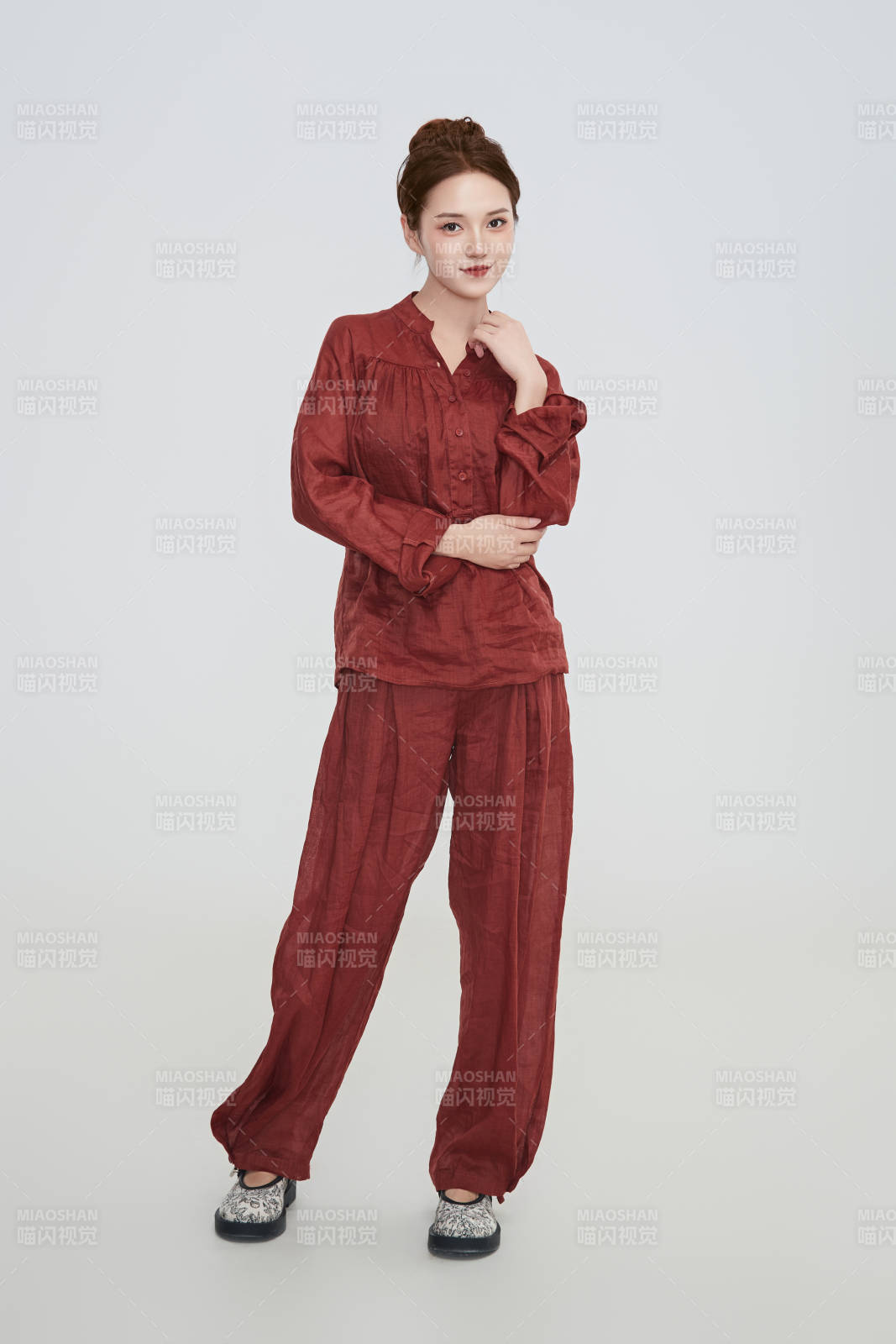 在摄影棚拍摄的青年时尚女性图片