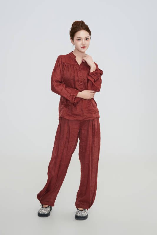 在摄影棚拍摄的青年时尚女性图片