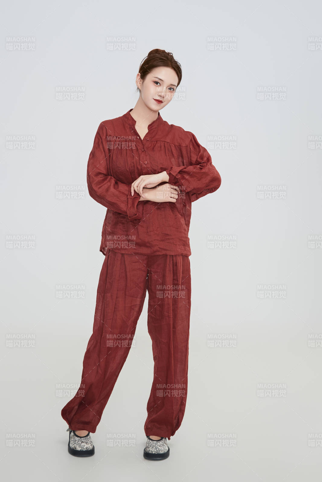 在摄影棚拍摄的青年时尚女性图片