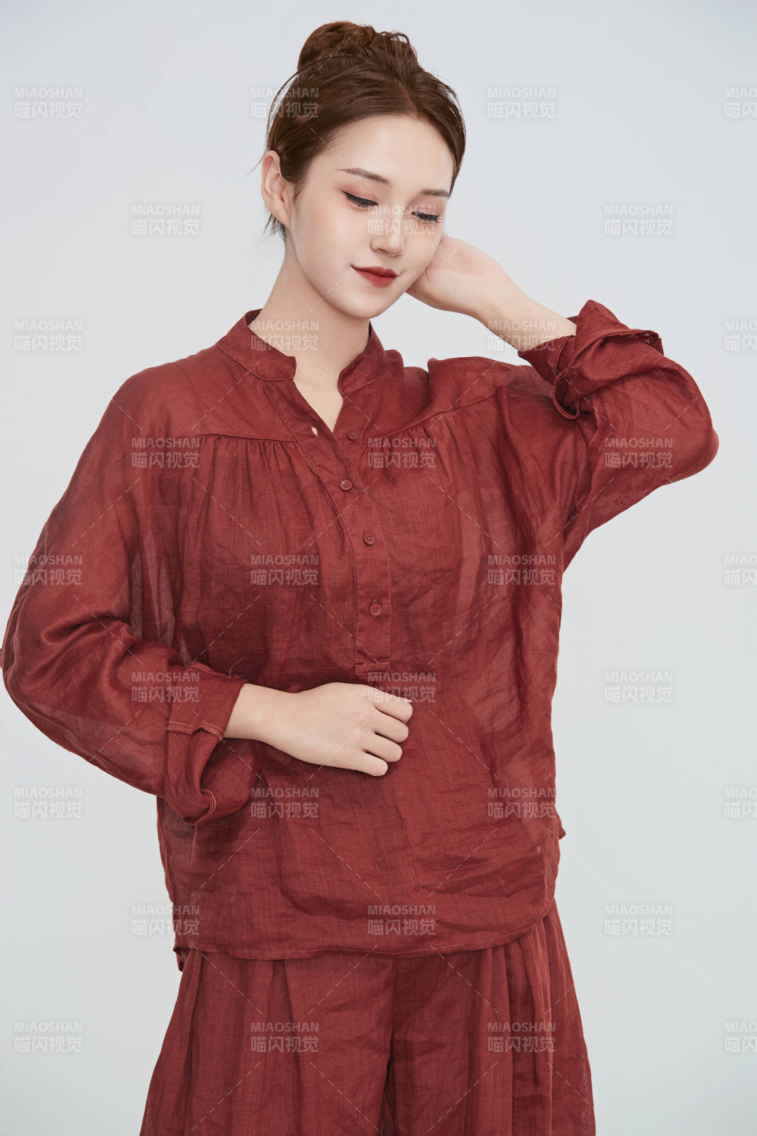 在摄影棚拍摄的青年时尚女性图片