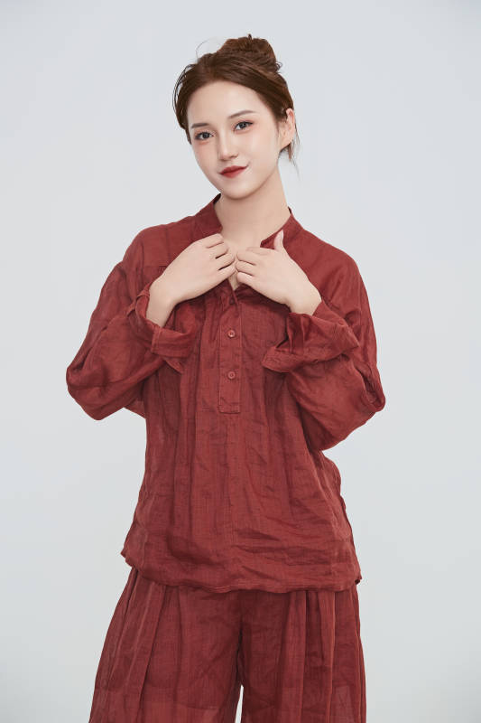 在摄影棚拍摄的青年时尚女性图片