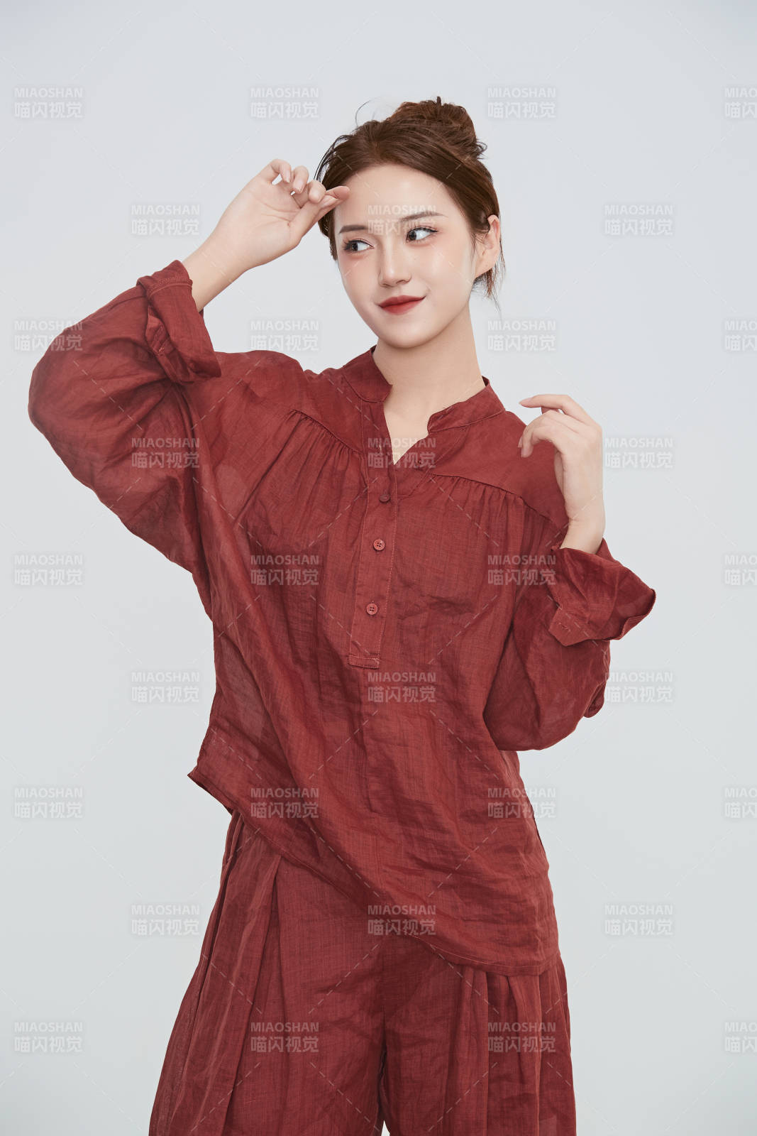 在摄影棚拍摄的青年时尚女性图片