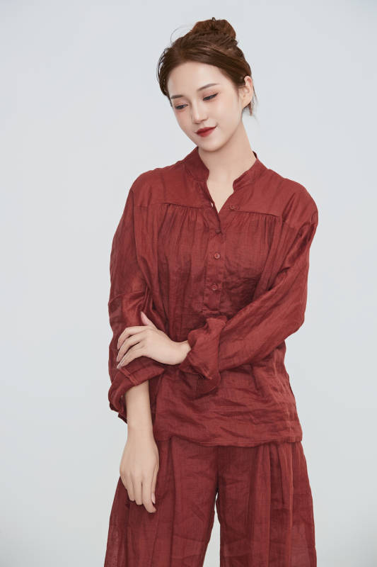 在摄影棚拍摄的青年时尚女性图片