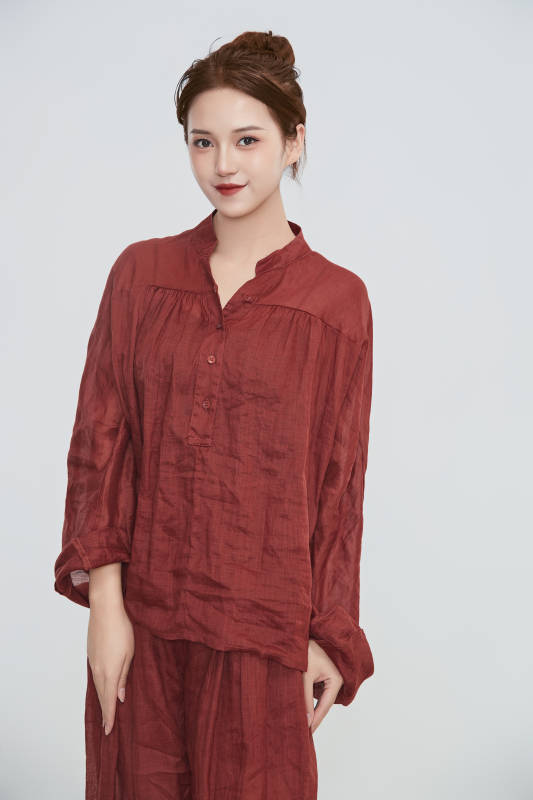 在摄影棚拍摄的青年时尚女性图片