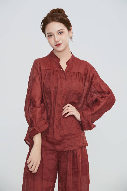 在摄影棚拍摄的青年时尚女性图片