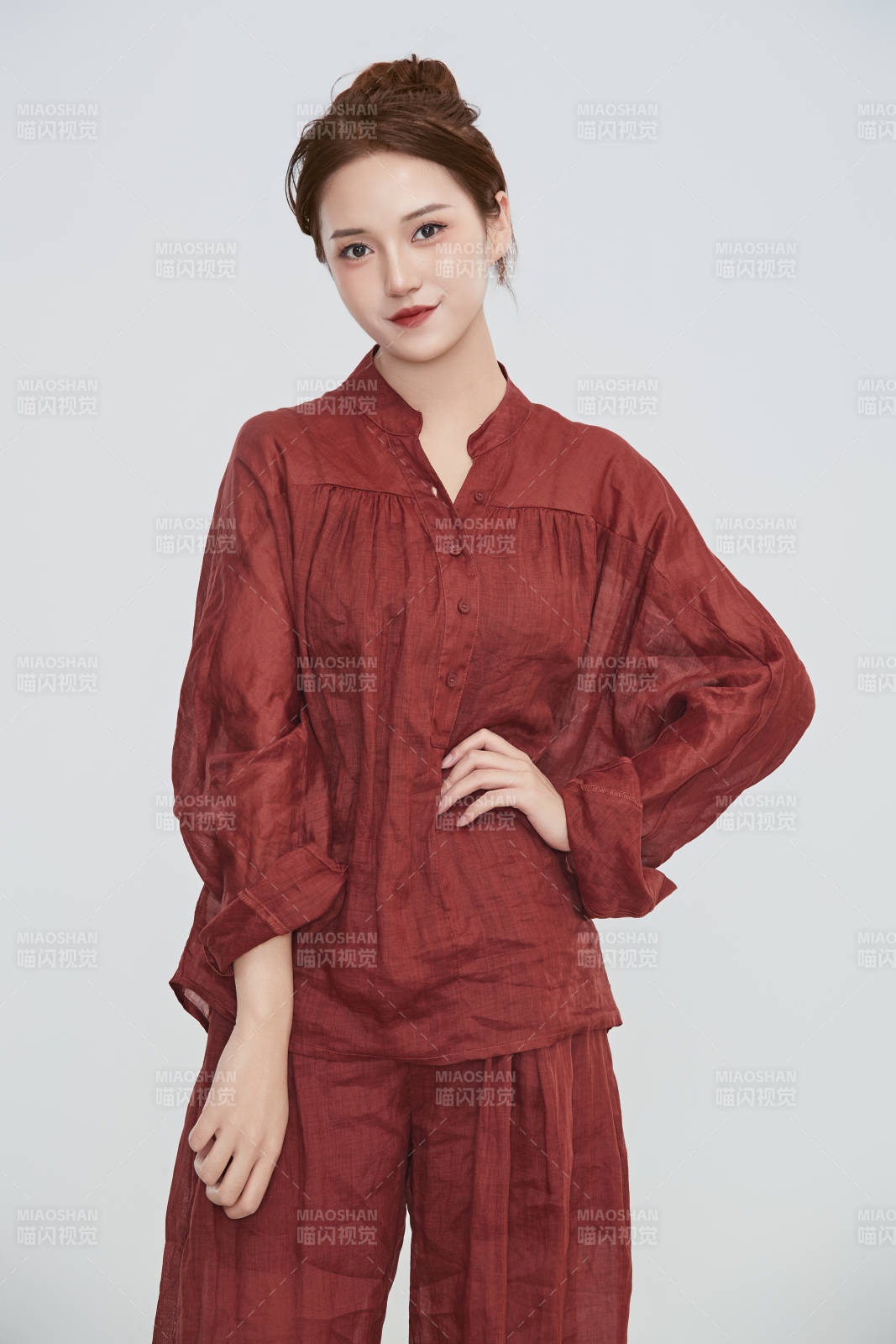 在摄影棚拍摄的青年时尚女性图片