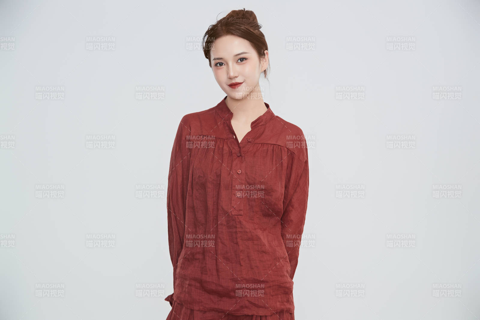 在摄影棚拍摄的青年时尚女性图片