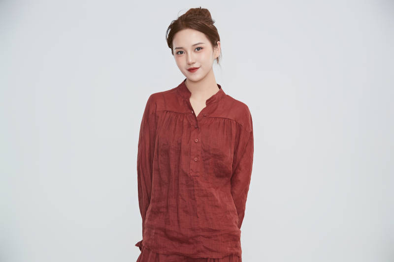 在摄影棚拍摄的青年时尚女性图片