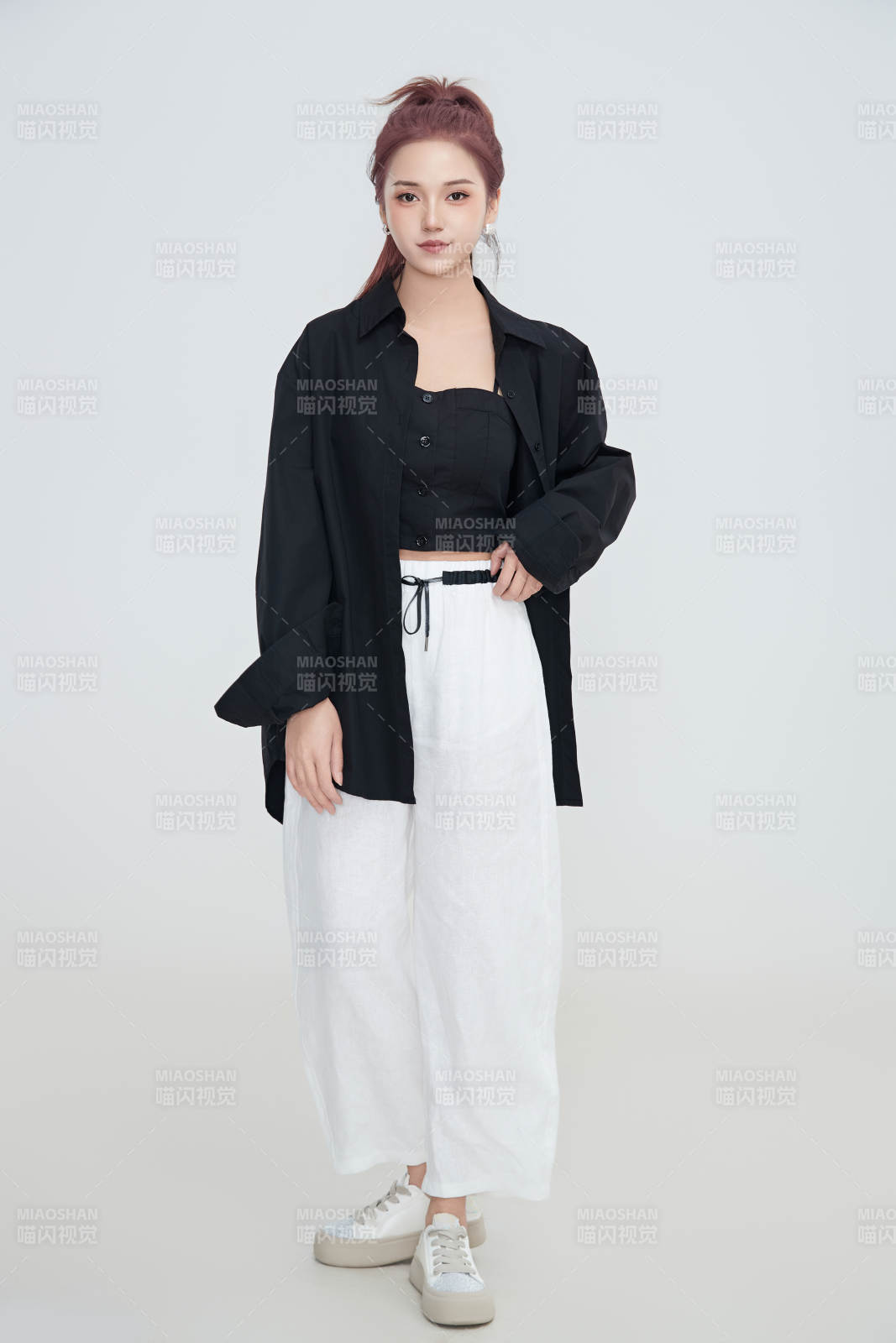 在摄影棚拍摄的青年时尚女性图片