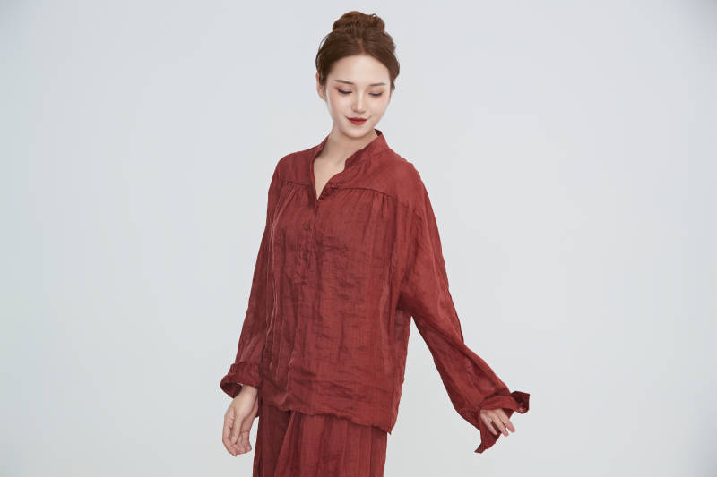 在摄影棚拍摄的青年时尚女性图片