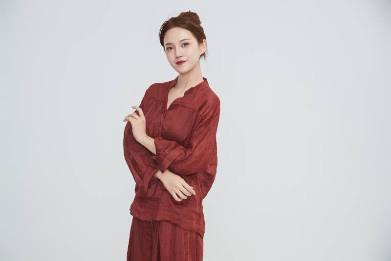 在摄影棚拍摄的青年时尚女性图片