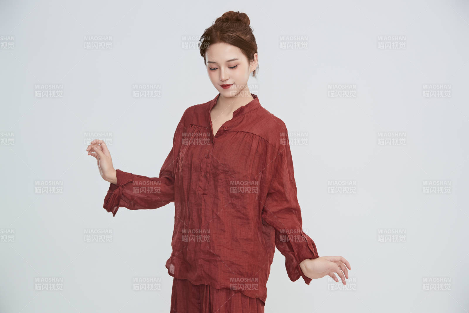 在摄影棚拍摄的青年时尚女性图片