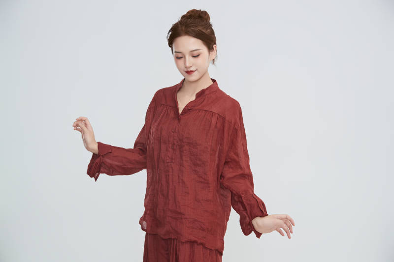 在摄影棚拍摄的青年时尚女性图片