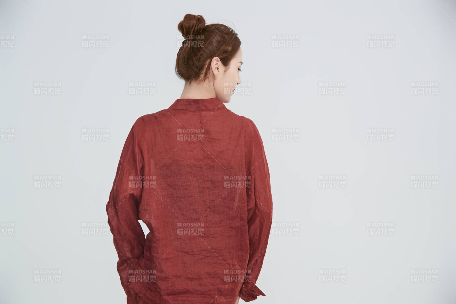 在摄影棚拍摄的青年时尚女性图片