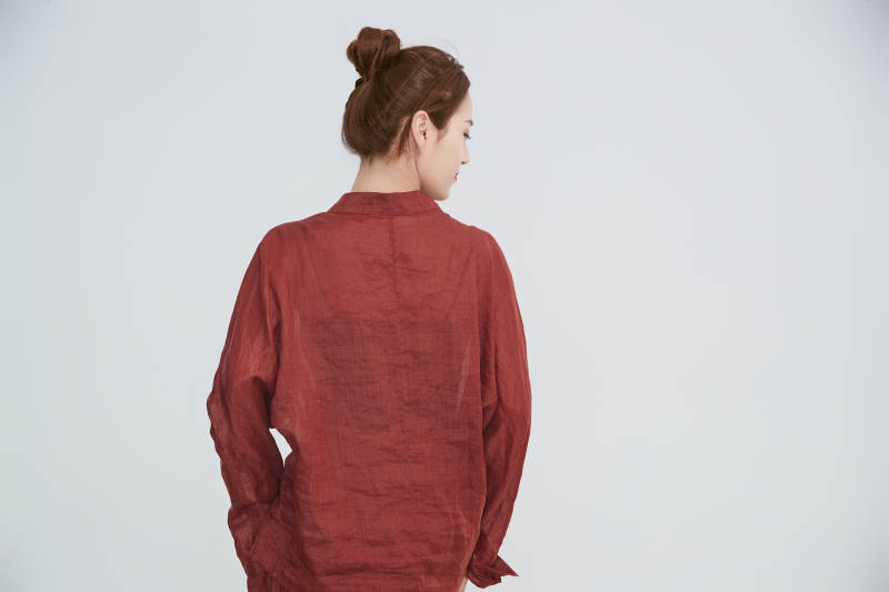 在摄影棚拍摄的青年时尚女性图片