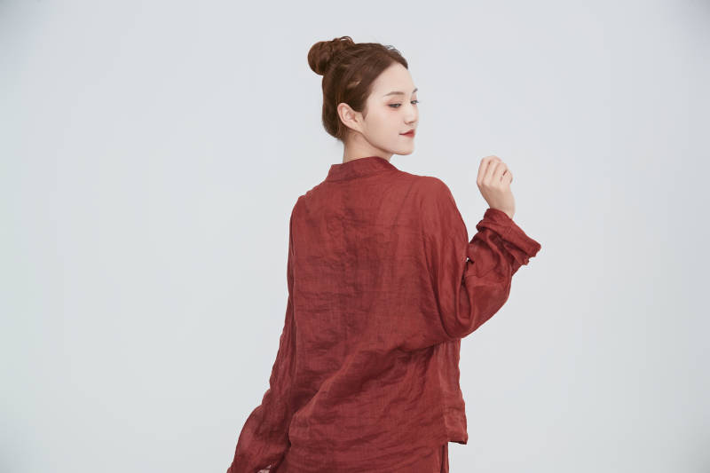 在摄影棚拍摄的青年时尚女性图片