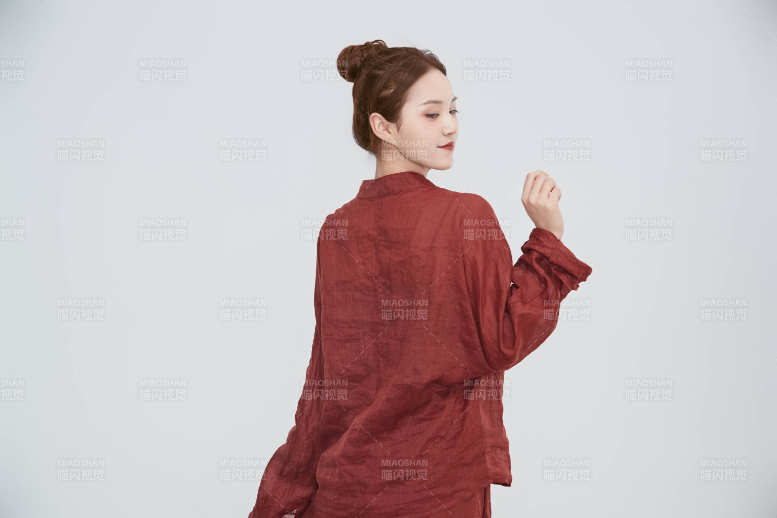 在摄影棚拍摄的青年时尚女性图片