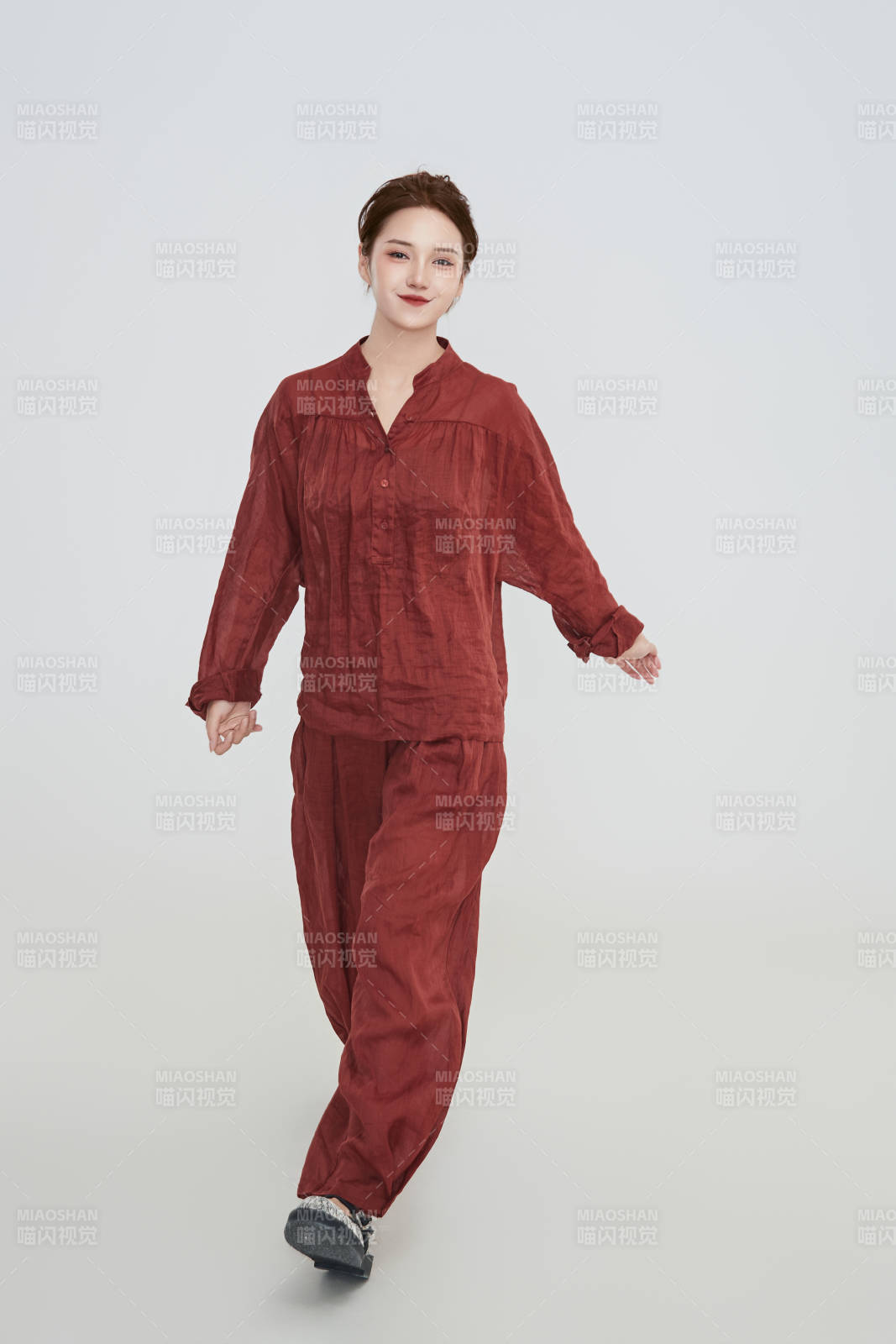 在摄影棚拍摄的青年时尚女性图片