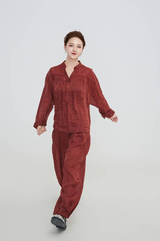 在摄影棚拍摄的青年时尚女性图片