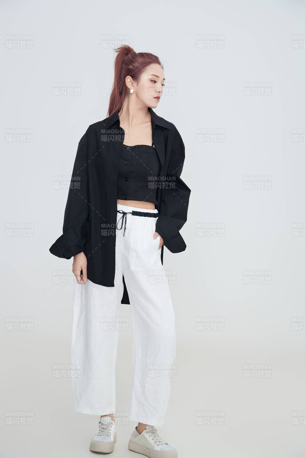 在摄影棚拍摄的青年时尚女性图片