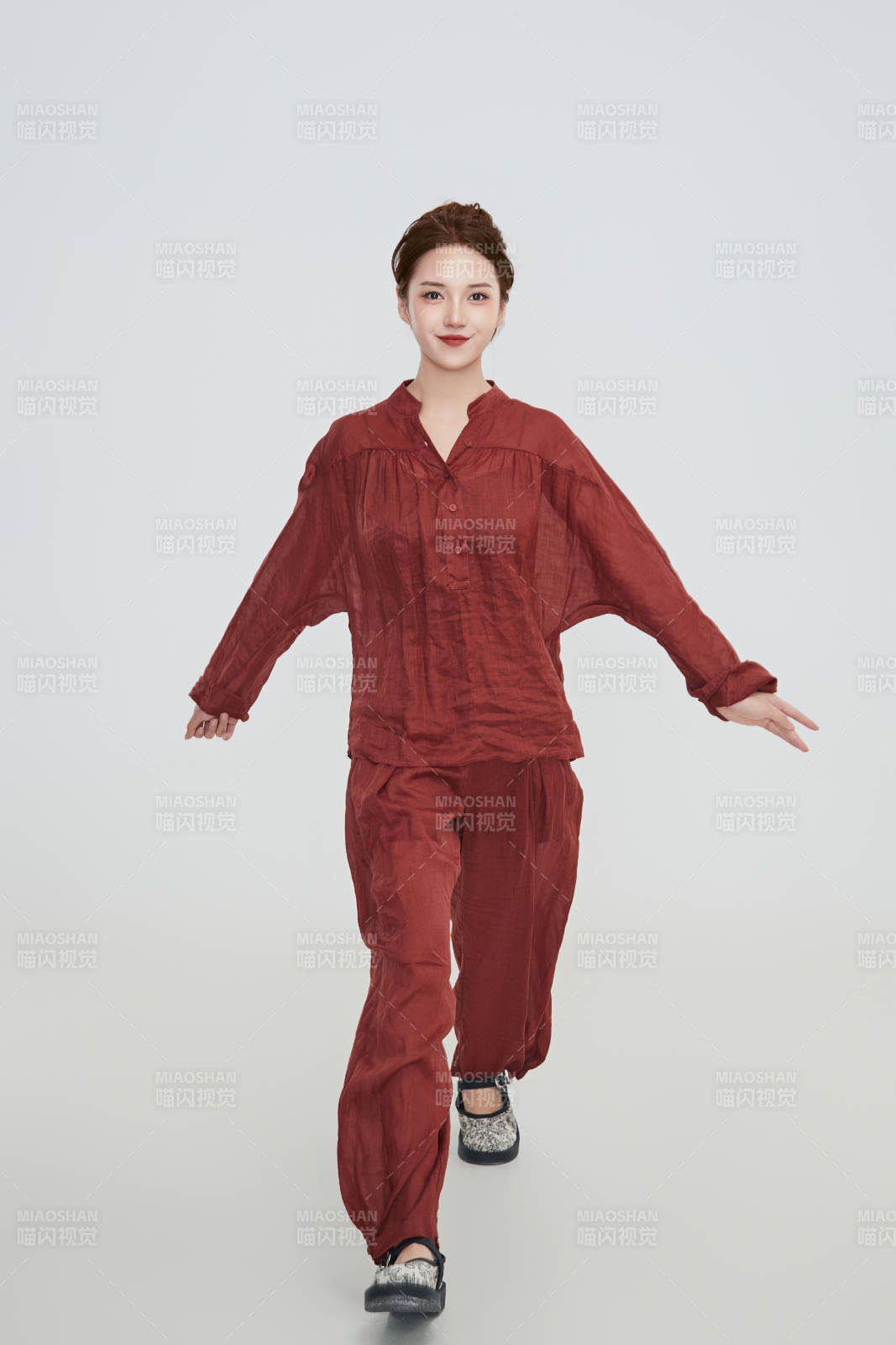 在摄影棚拍摄的青年时尚女性图片