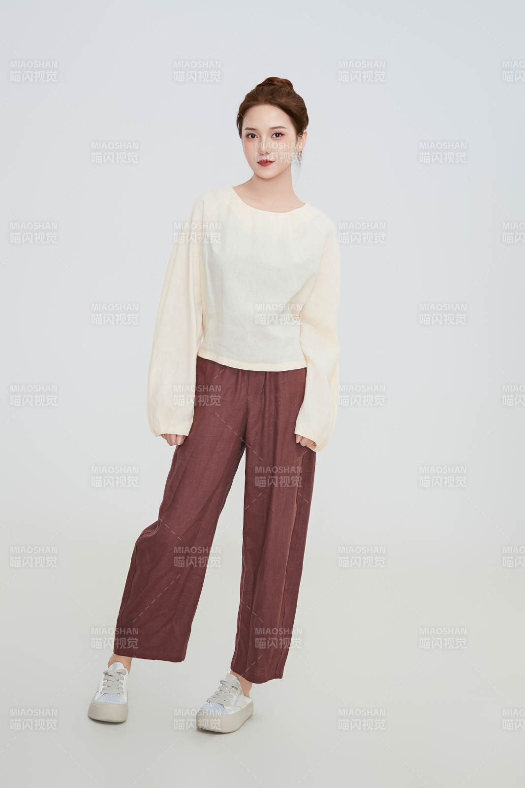 在摄影棚拍摄的青年时尚女性图片