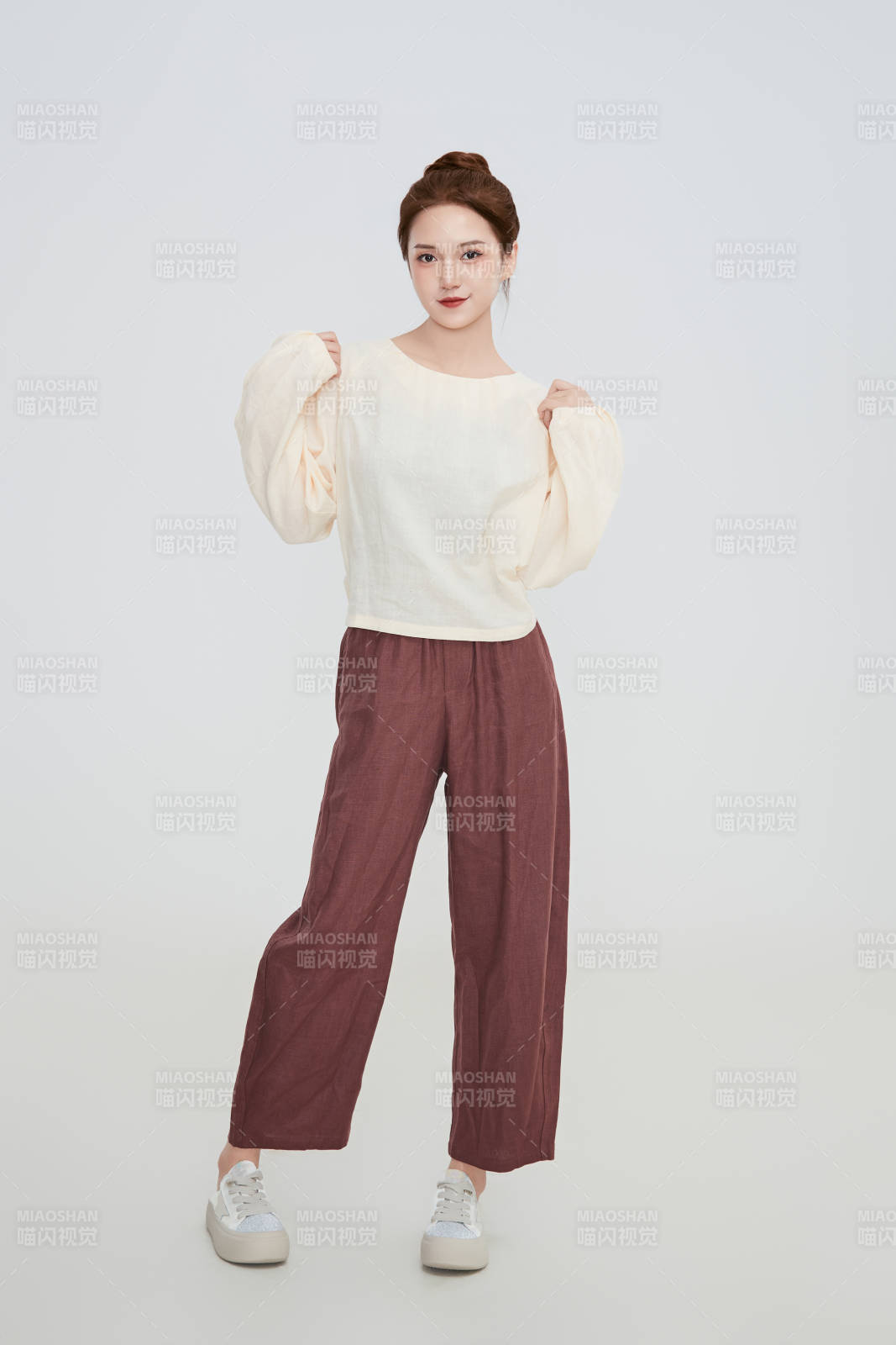 在摄影棚拍摄的青年时尚女性图片