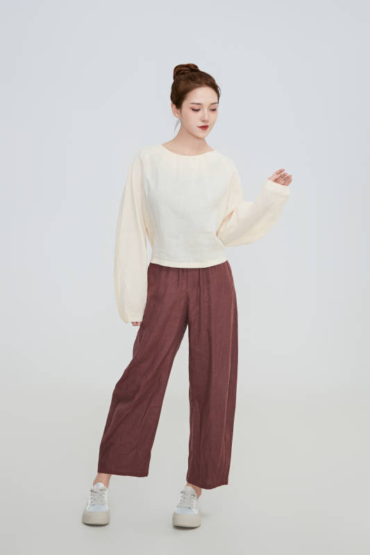 在摄影棚拍摄的青年时尚女性图片