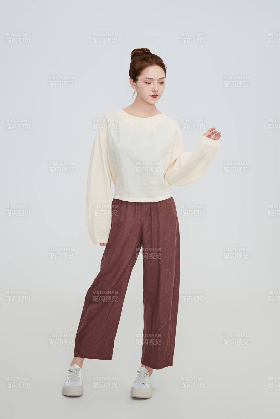 在摄影棚拍摄的青年时尚女性图片