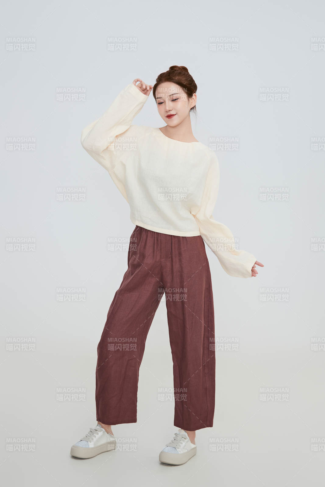 在摄影棚拍摄的青年时尚女性图片