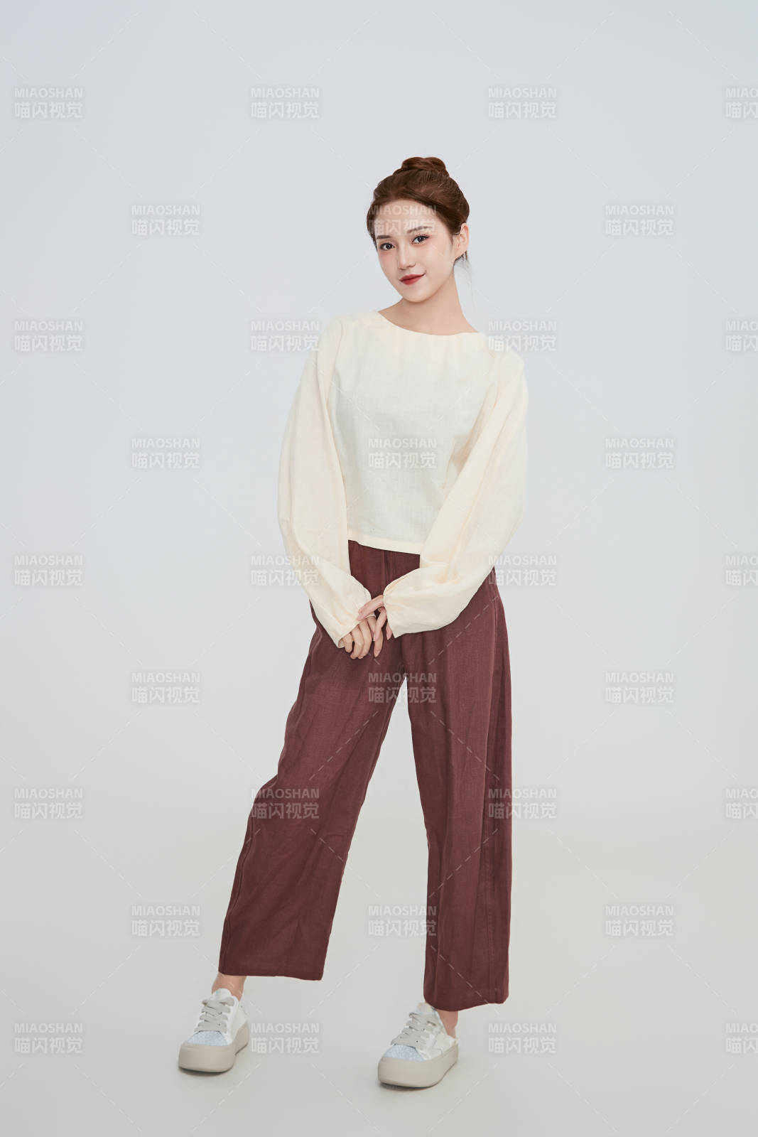 在摄影棚拍摄的青年时尚女性图片