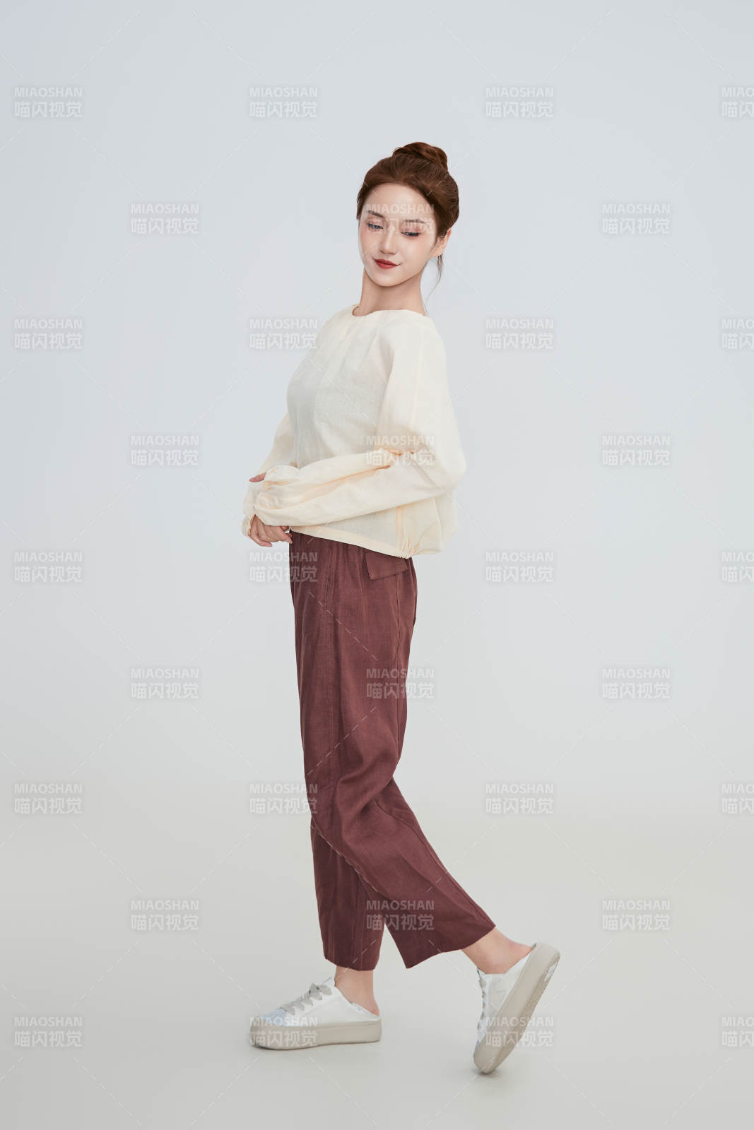 在摄影棚拍摄的青年时尚女性图片