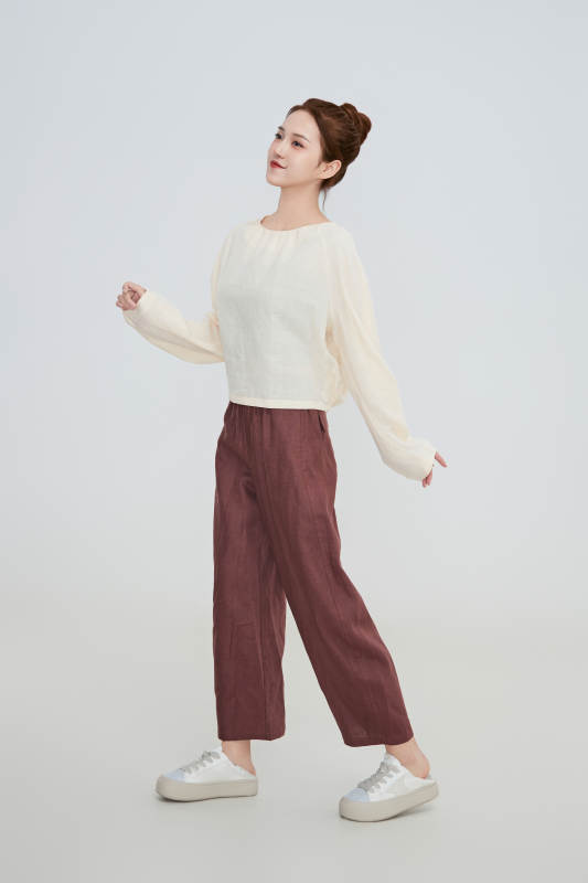 在摄影棚拍摄的青年时尚女性图片