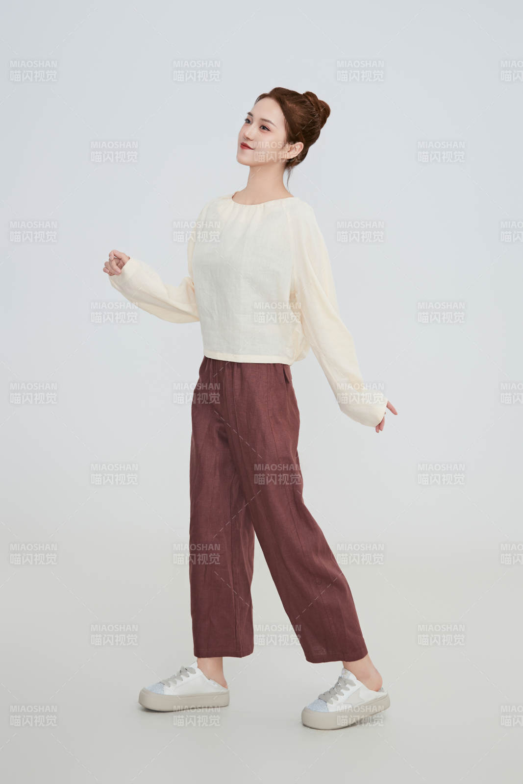 在摄影棚拍摄的青年时尚女性图片