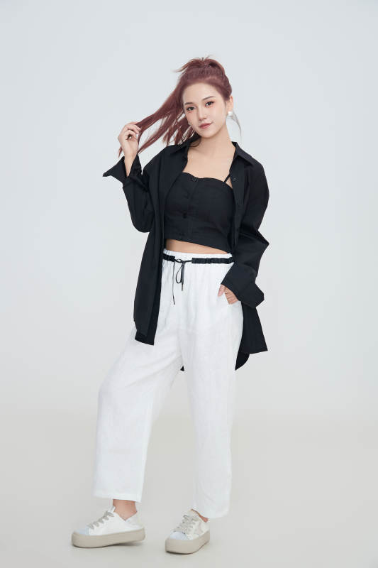 在摄影棚拍摄的青年时尚女性图片