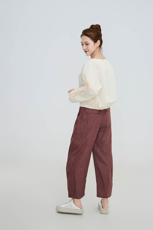 在摄影棚拍摄的青年时尚女性图片