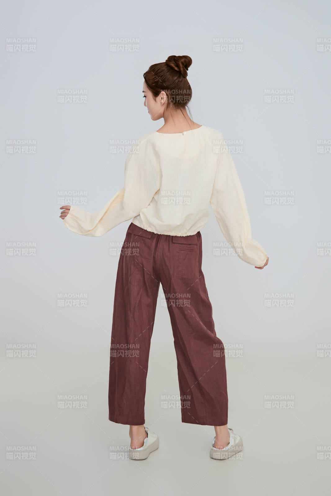 在摄影棚拍摄的青年时尚女性图片