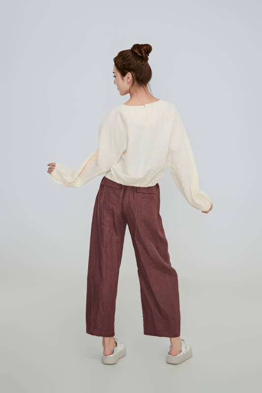 在摄影棚拍摄的青年时尚女性图片