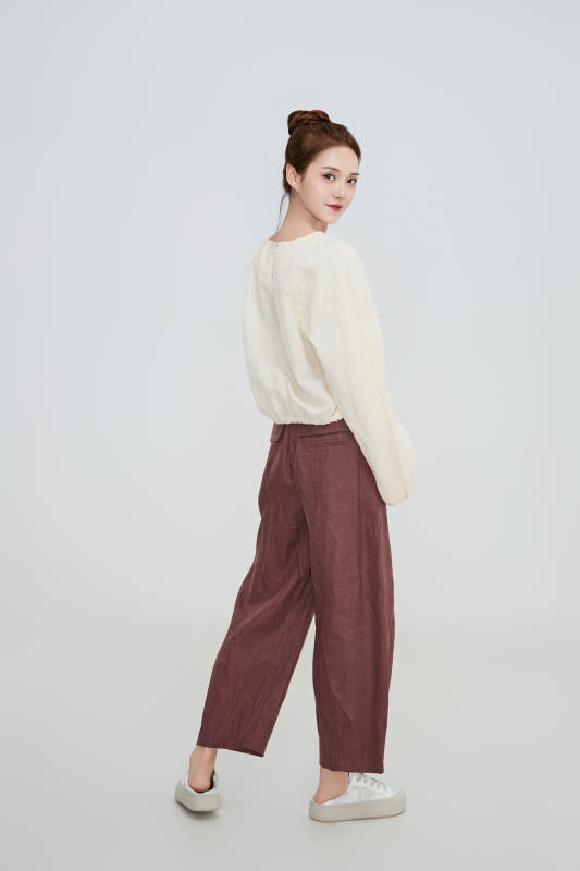 在摄影棚拍摄的青年时尚女性图片