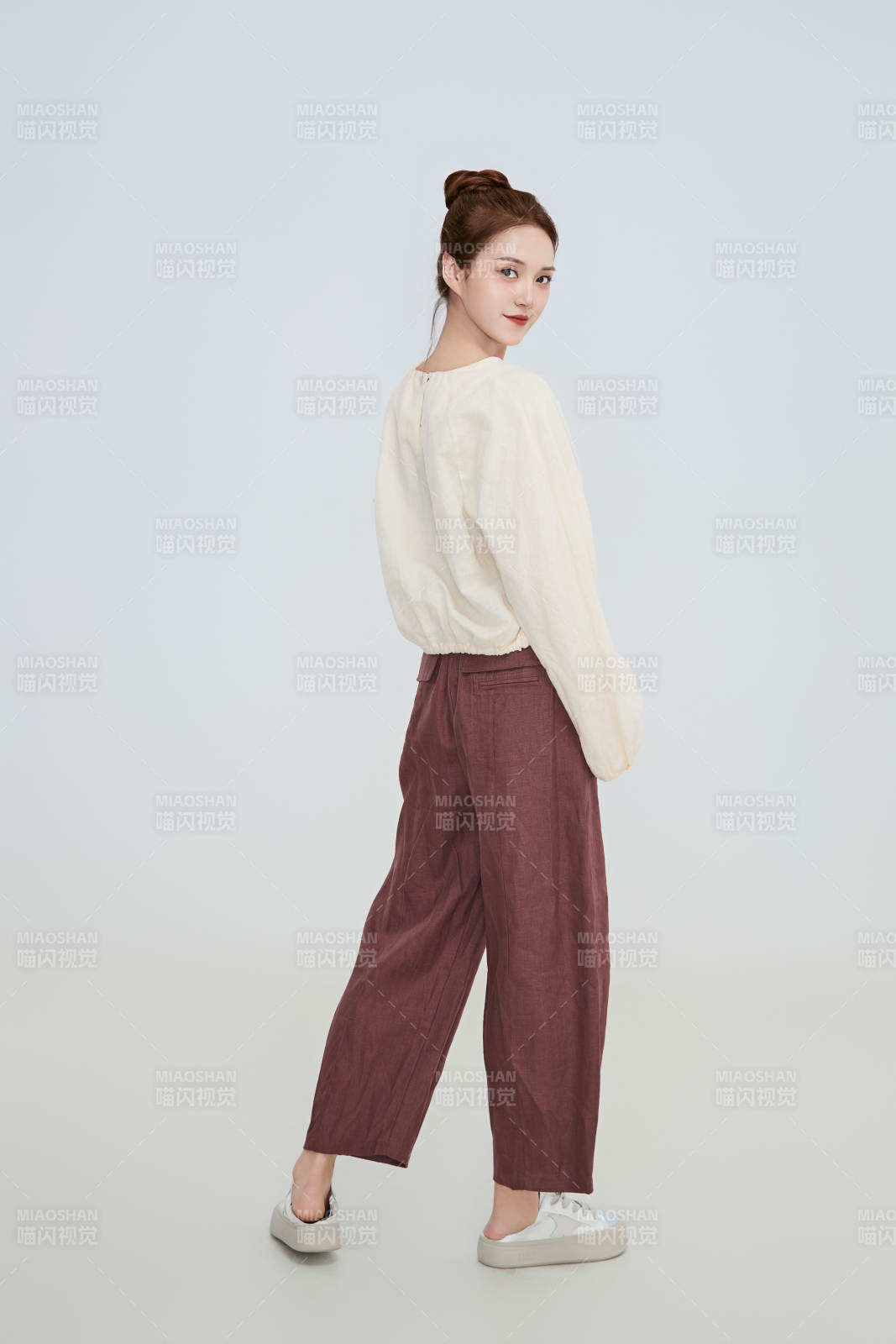 在摄影棚拍摄的青年时尚女性图片