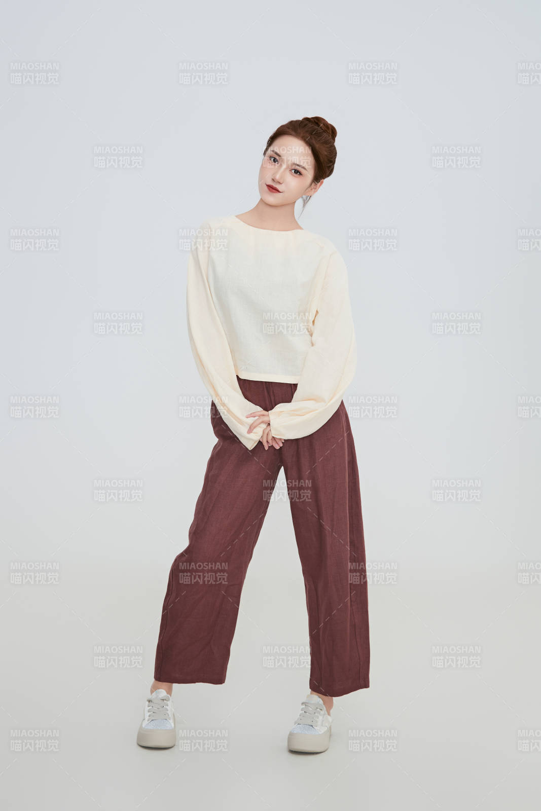 在摄影棚拍摄的青年时尚女性图片